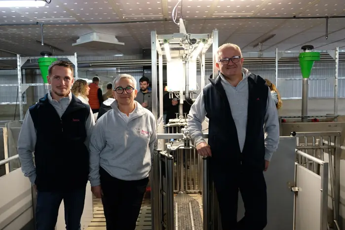 Nathalie, Simon et Frédéric Bossard, éleveurs à Lusanger (44) accoudés à la station OptiSORT Feeding de Calipro.