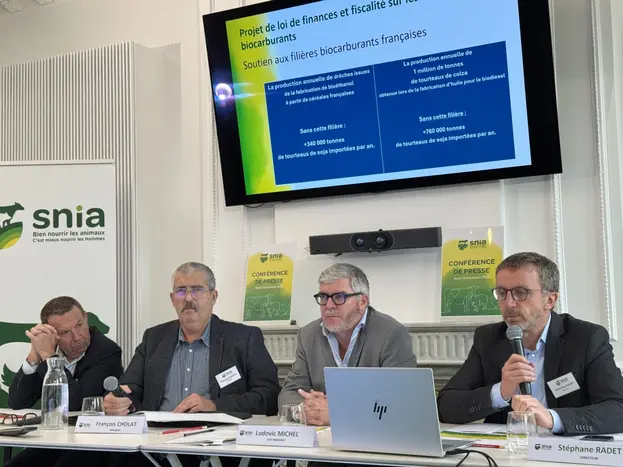 Les dirigeants du SNIA à la conférence du 13 novembre 2025. De gauche à droite : Phillippe Manry (vice-président), François Cholat (président), 