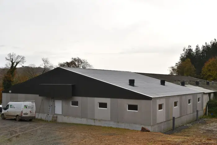 Le bâtiment entier d’engraissement avec l’extension au premier plan