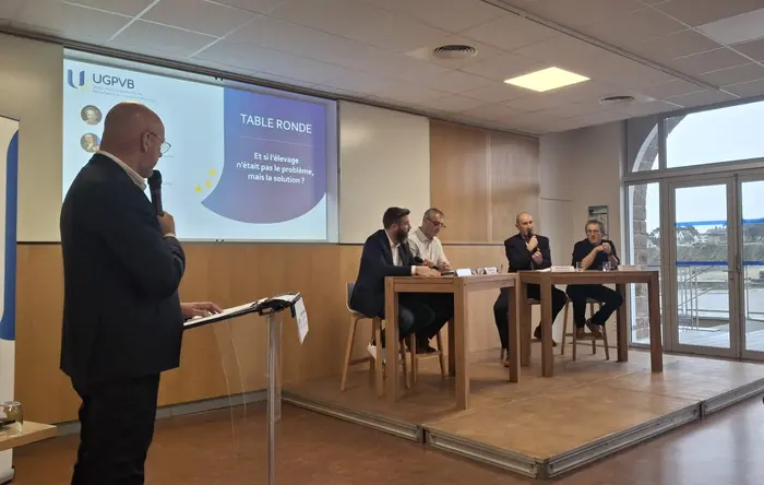 De gauche à droite : Michel Marcon (Ifip), Arnaud Clugery (Eaux et rivières de Bretagne), Michel Bloc'h (UGPVB) et Erwan Seznec (Le Point)