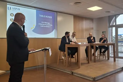 De gauche à droite : Michel Marcon (Ifip), Arnaud Clugery (Eaux et rivières de Bretagne), Michel Bloc'h (UGPVB) et Erwan Seznec (Le Point)