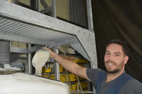 Martin Chéreau verse le probiotique directement dans la présoupe avant toute préparation de repas.