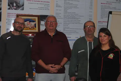 Les 4 associés du Gaec de l'Orme dans l'Ain : Matthieu Troaiano, Gilles Brenon, Reynald Grobon et Dorine Chamonal.