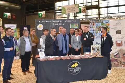 Au SIA 2026, signature du contrat Porc U Montagne en présence de la ministre de l’Agriculture, Annie Genevard, sur le ring porcin.