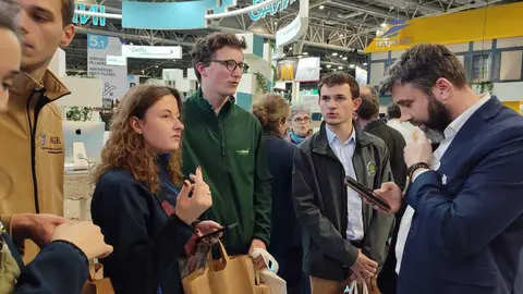 L’équipe des étudiants « Préci-porc » mentorés par Michel Marcon de l’Ifip sur le stand de l’Acta au SIA 2026.