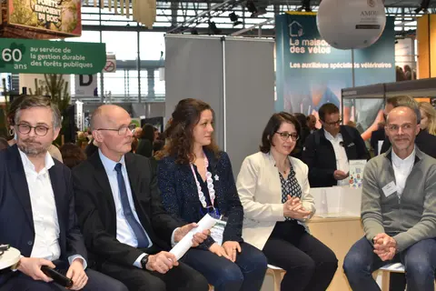 de gauche à droite : Olivier Debaere (Anses), François Viel (conseiller agricole en Pologne), Mylène Petit (ANSP-Inaporc), Avril Gommard (conseill