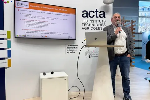 Laurent Alibert, expert en nutrition animale à l'Ifip sur le stand de l'Acta présentait le programme Cap Protéines + au SIA 2026.
