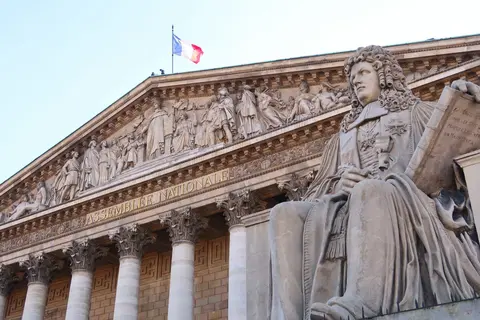Façade du Palais Bourbon, siège de l’Assemblée nationale française (Parlement) à Paris