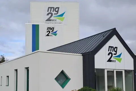 MG2Mix emploie 80 personnes et totalise 82 M€ de chiffre d’affaires réalisés à 45 % sur le marché français.