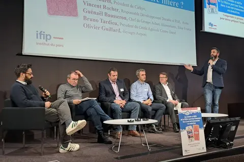 Les cinq intervenants de la table ronde : Vincent Rocher (Aoste), Olivier Guillard (Airporc), Noël Thuret (Cirhyo), Guennaël Bausseron (Elior) et Br